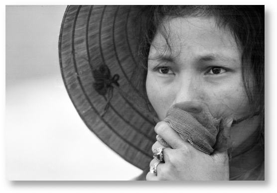 Vietnamese woman stares at a mass grave © Associated Press/Horst Faas