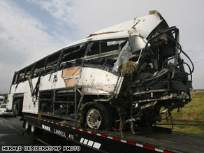 Mangled bus that flipped, killing 15 Vietnamese American © Herald Democrat/Associated Press