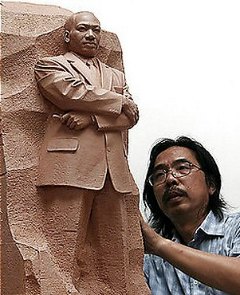 Yixin Lei and his sculpture of Martin Luther King Jr.
