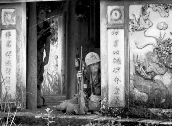 U.S. Marines taking cover in the entrance of a pagoda in a village near the Ben Hai river © Associated Press/Kim Ki Sam